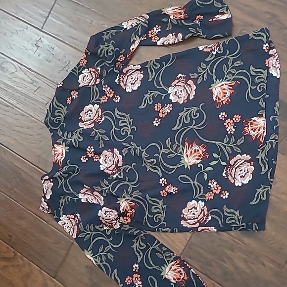 Loft Outlet navy blouse with floral pattern & ruffled neckline size Medium - Picture 3 of 7